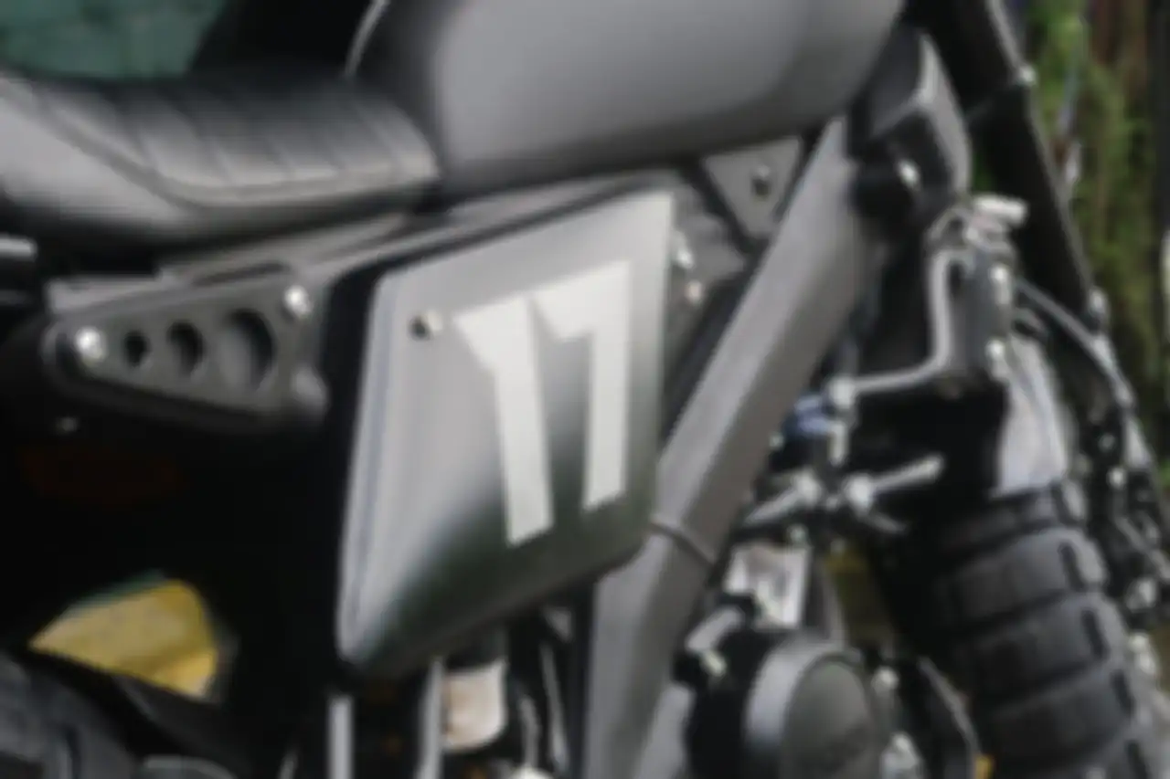 Side number plate dengan angka 17 yang merupakan nomor punggung Irfan Bachdim.