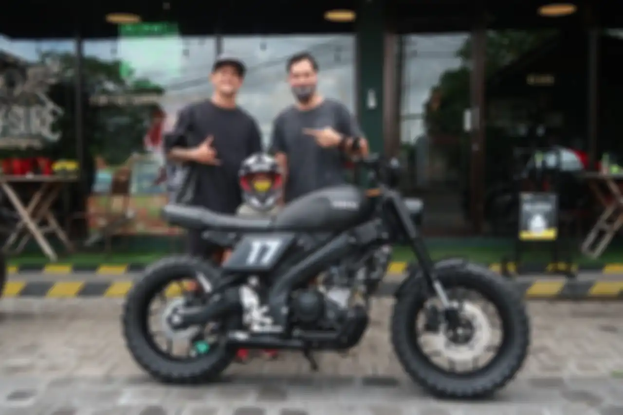 Irfan Bachdim (kiri) bersama Imanuel Prakoso (kanan) saat mengambil Yamaha XSR 155 scrambler garapan Treasure Garage Bali.