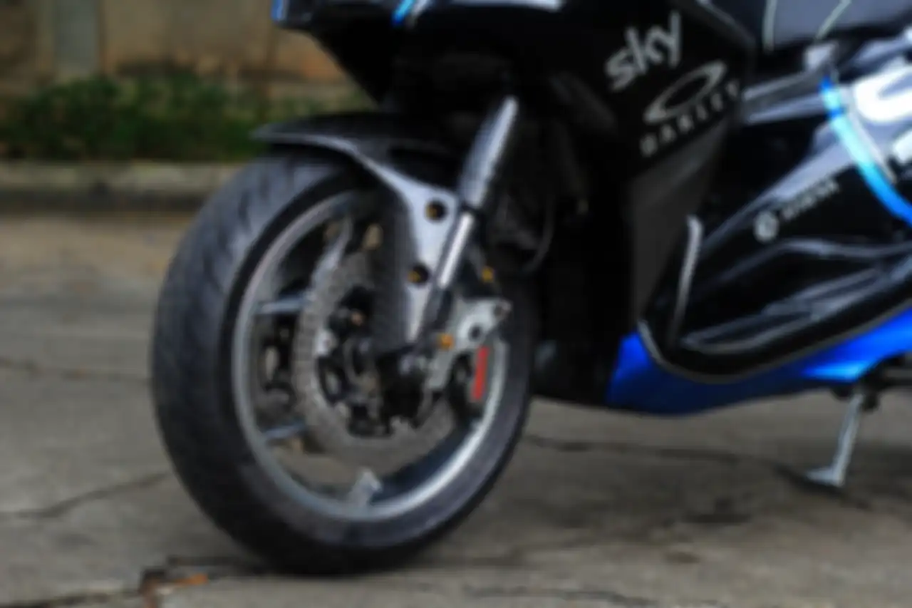 Upside down Nui Racing dibalut carbon kevlar lengkap dengan double disc bikin tampilan lebih racing