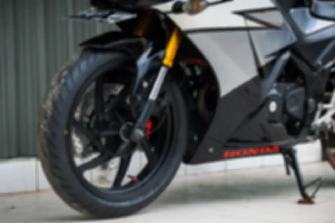 Upside down Yamaha R15 plus pelek Chemco bertapak lebar.