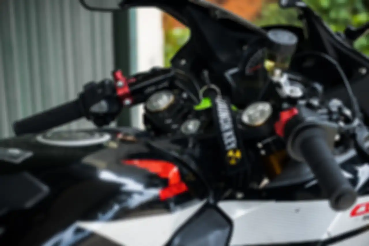 Segitiga atas pakai Yamaha R15, sama seperti upside down.