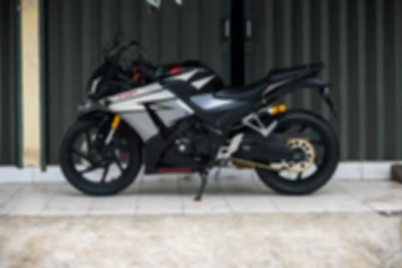 Honda CBR150R K45 pakai upside down Yamaha R15 dan swing arm R25.