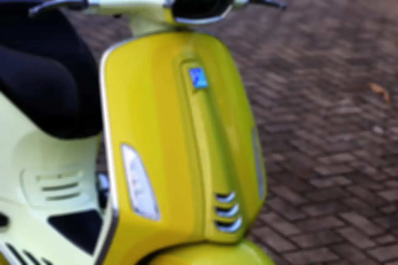 Modifikasi motor Vespa Sprint 150, dilihat lebih dekat, warna kuningnya terdiri dari beberapa warna yang berbeda.