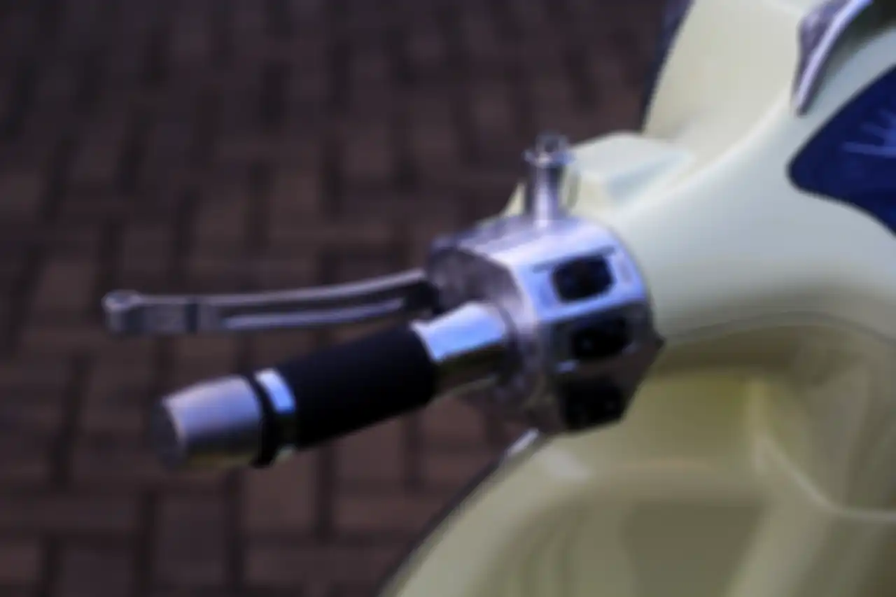 Modifikasi motor Vespa Sprint 150, sakelar dibalut silver leaf lengkap dengan handle rem dan bar end Zelioni yang dicat silver.
