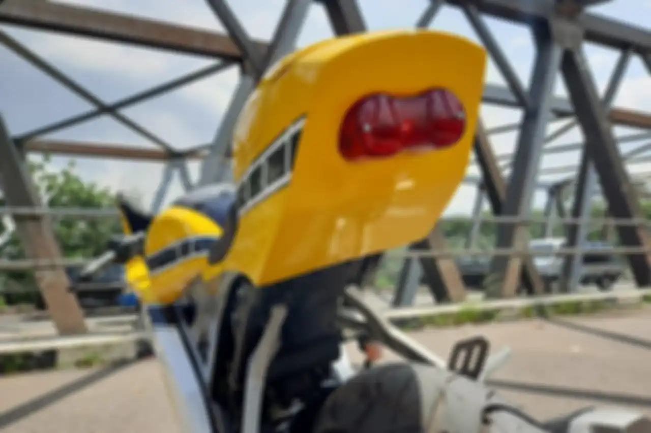 Buritan Yamaha R15 Neo Cafe Racer, pasang cover jok belakang dan undertail dipotong.