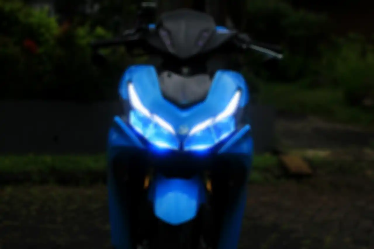 Lampu lebih kece dengan DRL serta devil eye custom warna ice blue dari Projienethics Maxi