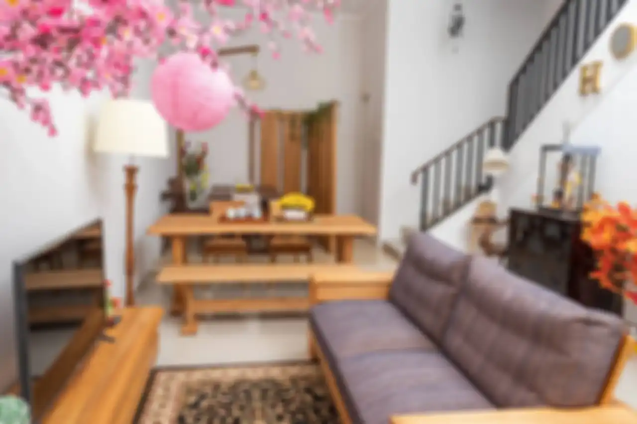 Furnitur Jepang Ganko Oyaji menggunakan kayu solid tua dan diolah tangan.