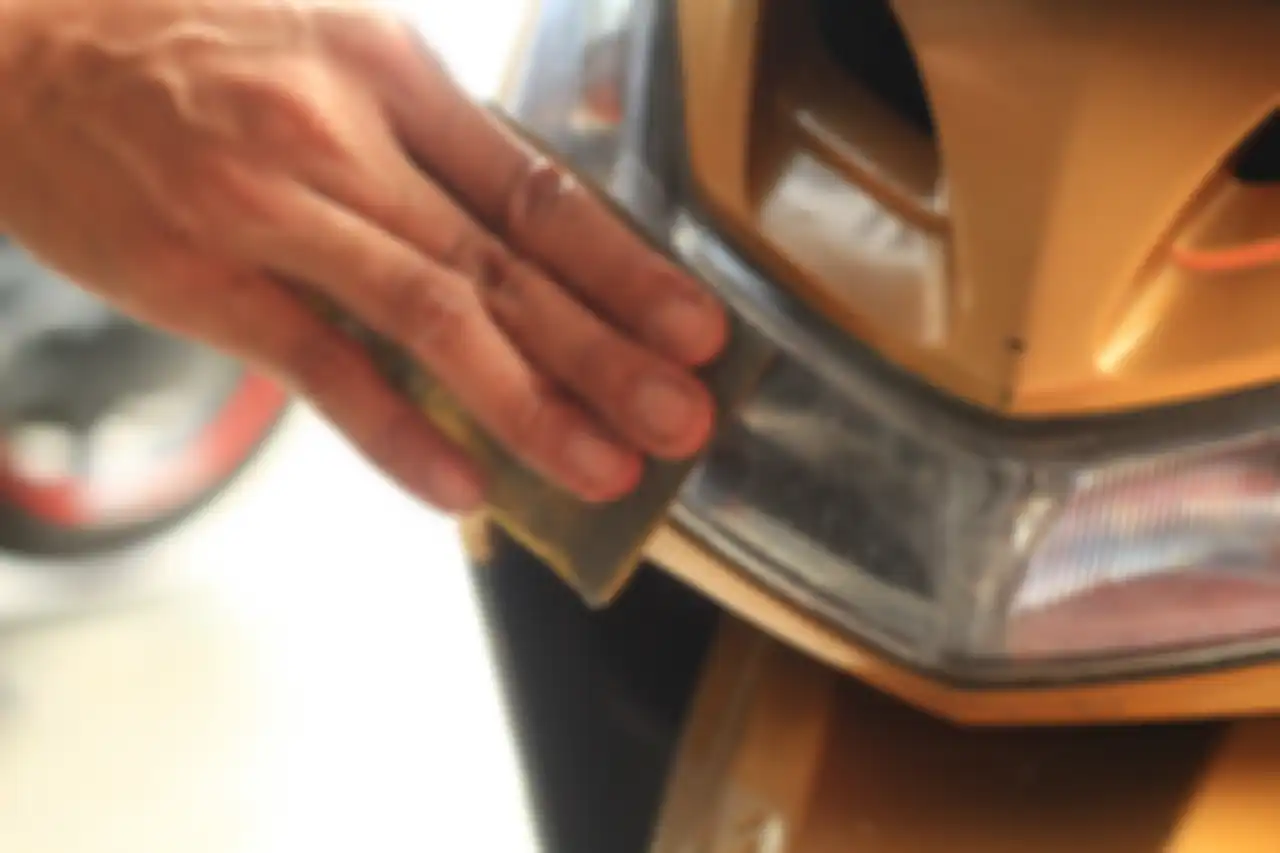 Sebelum melaukan nano burn coating, terlebih dulu mika lampu yang kusam diamplas alus