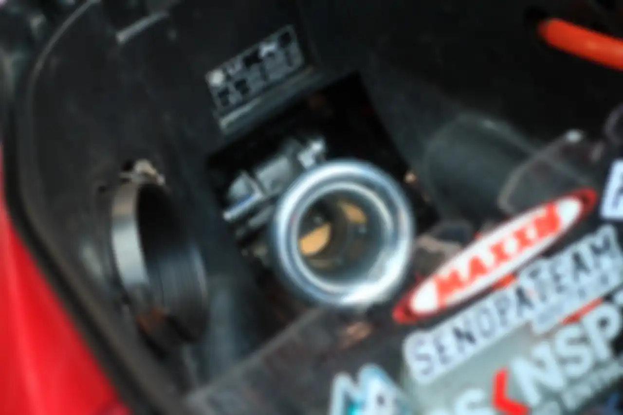 TB GSX-R150 lengkap dengan velocity stack menempel pada intake downdraft BK6, harus rela bobok bagasi!