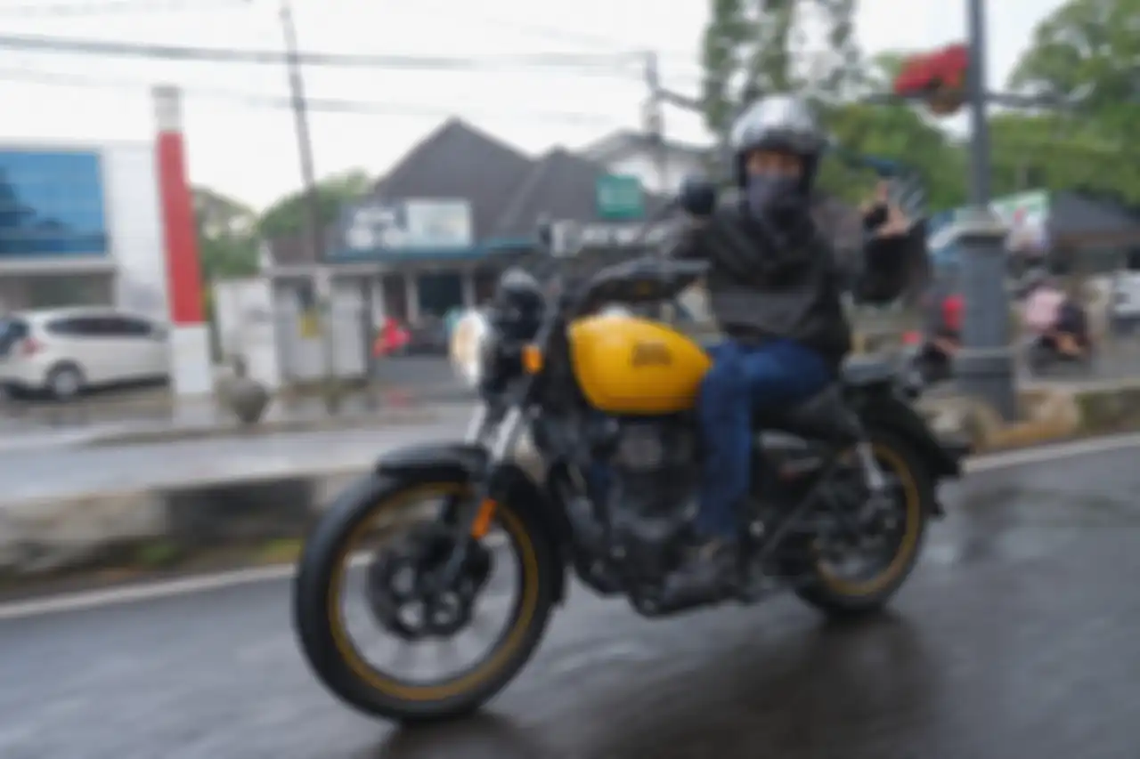 Bisma SM*SH Karisma dan sepeda motornya.