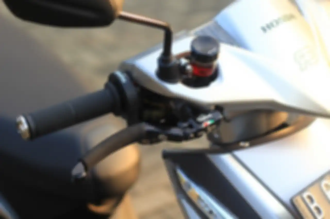 Master rem Brembo RCS15 bersanding dengan gas spontan Domino dan tabung minyak rem WR3, terlihat elegan tapi mewah