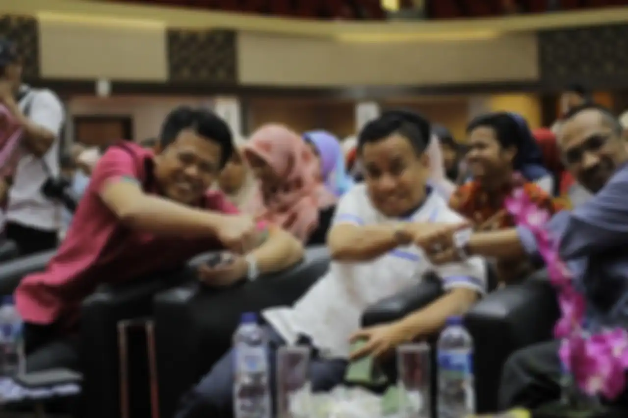 Foto jadul sang komedian yang memaksa Kasino ajari dirinya melawak beredar di media sosial. Kini, Miing Bagito makin tajir sebagai anggota DPR.