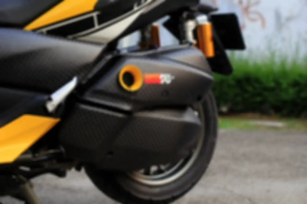 Carbon fibre merambah hingga cover CVT, juga cover filter udara dengan motif besar serta finishing dry carbon