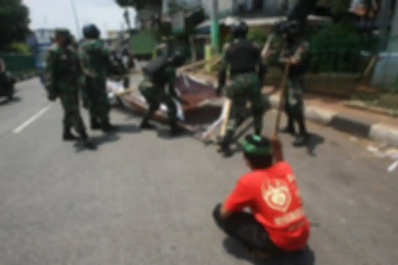 Foto anggota TNI yang mencopoti baliho Habib Rizieq Shihab sudah membuat karier Jenderal Dudung Abdurachman moncer. 