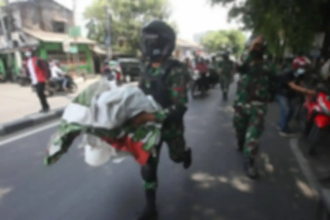 Foto anggota TNI yang mencopoti baliho Habib Rizieq Shihab sudah membuat karier Jenderal Dudung Abdurachman moncer. 
