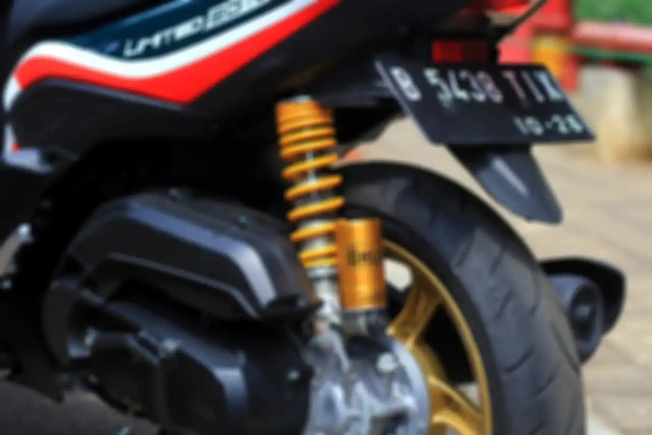Sokbreker Ohlins dan ban gambot makin terlihat berkat sepatbor yang dipangkas lebih ramping