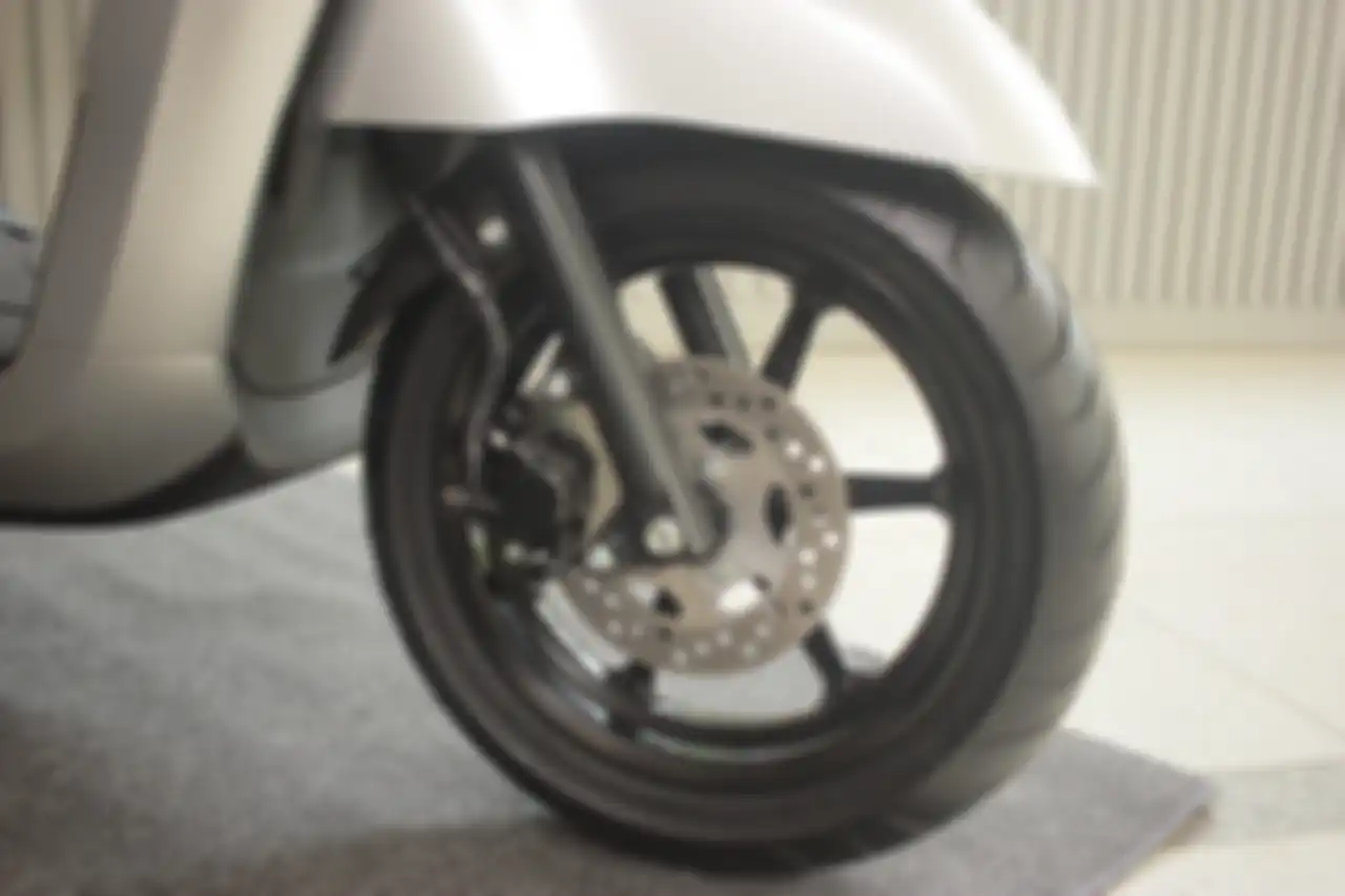 Ban depan Yamaha Fazzio.