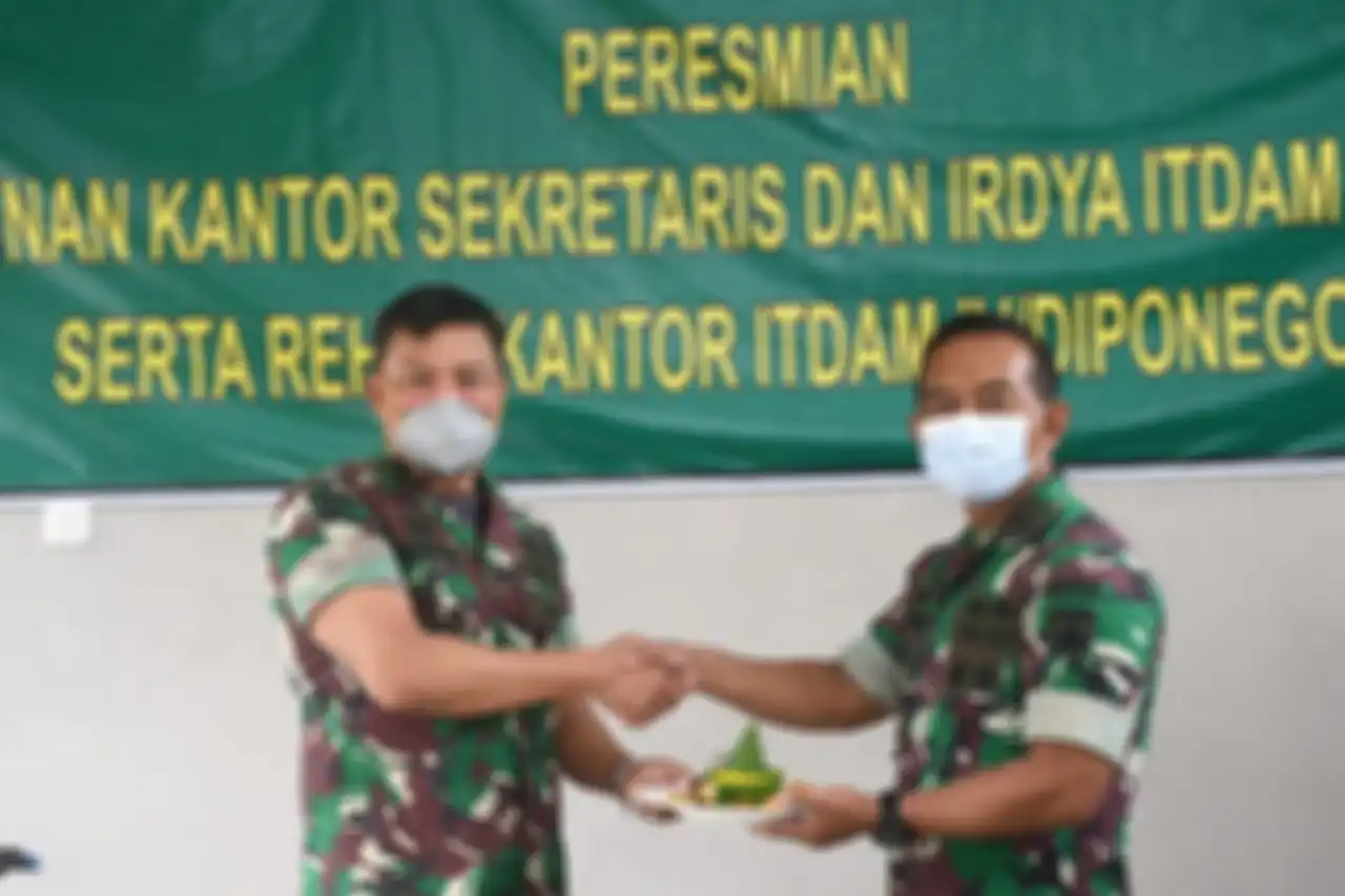 Dalam foto lawas, Widi terlihat duduk sebangku dengan Tukul Arwana. Widi dan Tukul terlihat berbincang akrab dalam sebuah acara. 