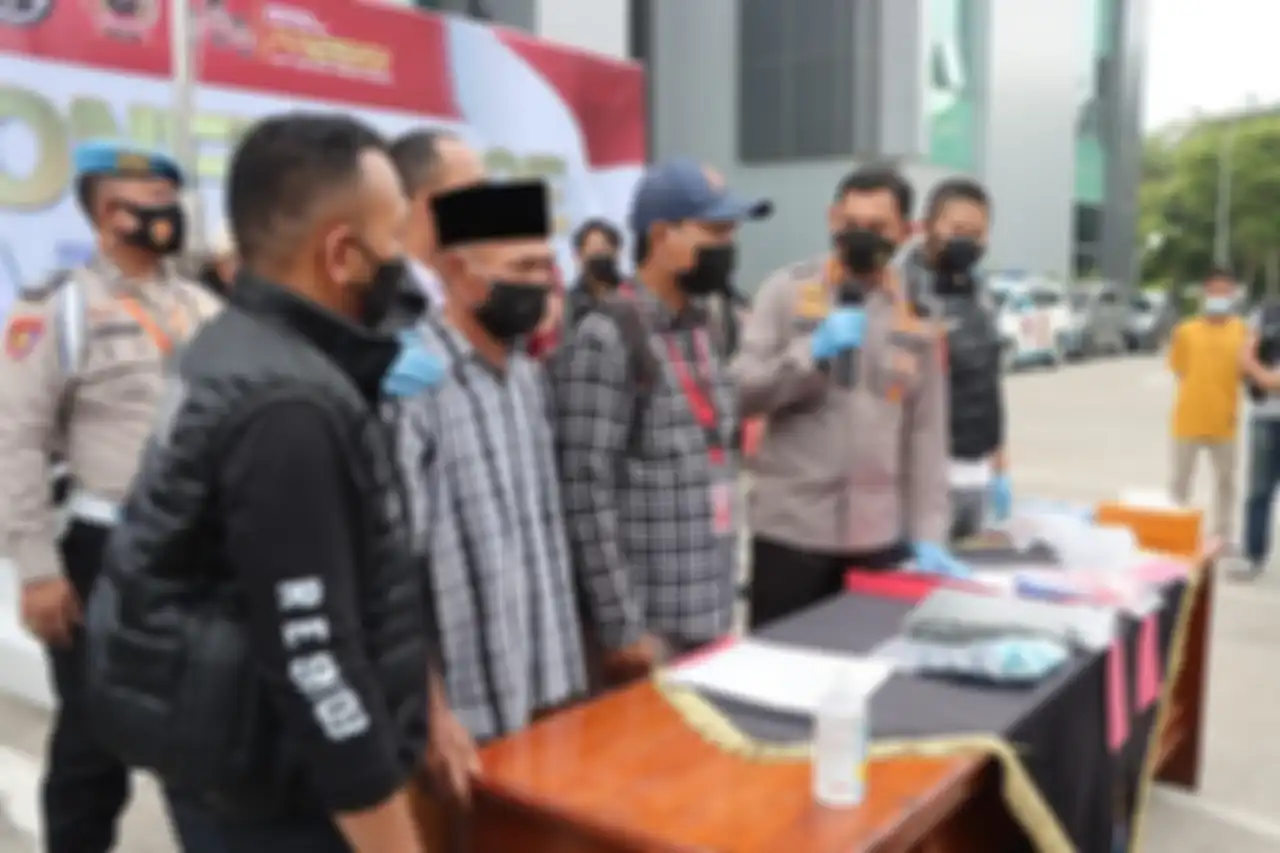 Kedua perampok merupakan sopir dan kernet angkot rute Serang-Balaraja. Kejahatan ini diotaki sopir angkot. Foto tampang pelaku disebarkan.