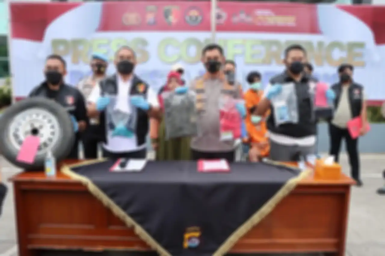 Kedua perampok merupakan sopir dan kernet angkot rute Serang-Balaraja. Kejahatan ini diotaki sopir angkot. Foto tampang pelaku disebarkan.