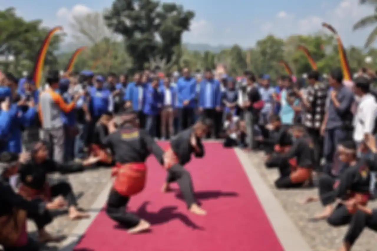 Foto AHY yang dibakar massa sampai bikin geram petinggi Partai Demokrat. Polisi menurunkan pasukan lengkap, termasuk Brimob.