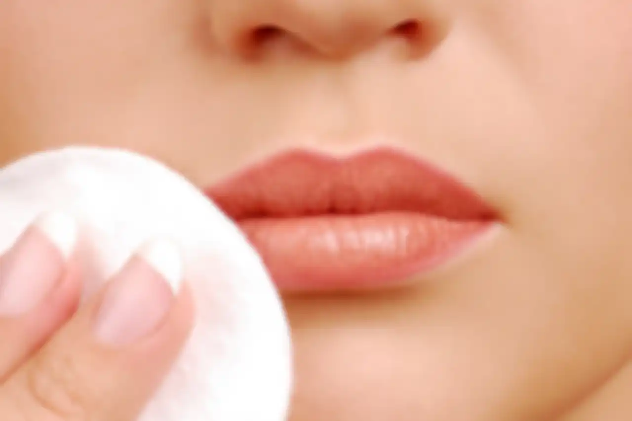 ilustrasi memakai li makeup remover