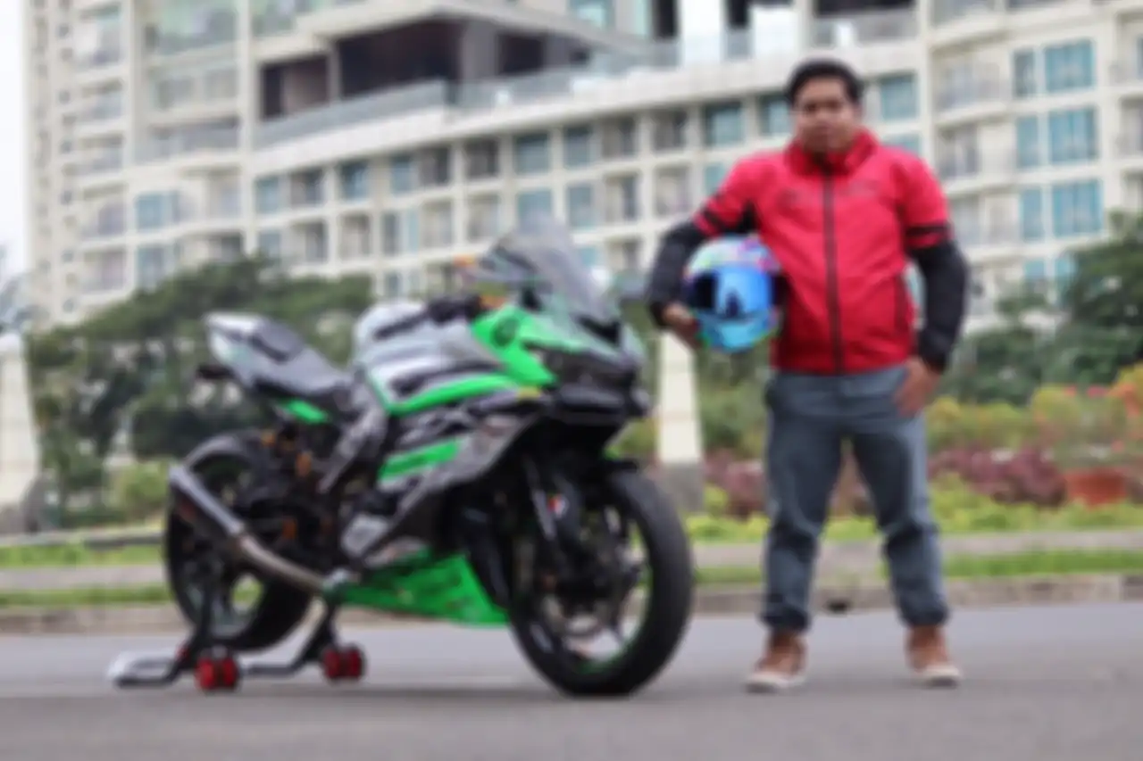 Sam bersama Kawasaki Ninja ZX-25R miliknya yang sudah dimodifikasi total.