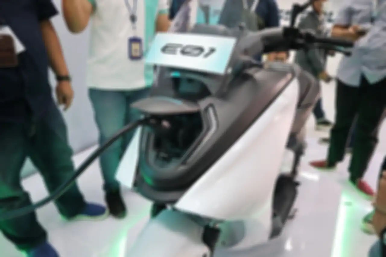 Ilustrasi saat motor listrik Yamaha E01 di-charge atau diisi daya.
