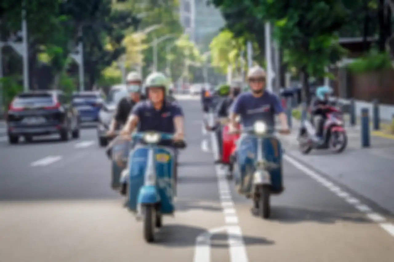 Sandiaga Uno jajal skuter konversi listrik atau Vespa listrik buatan anak negeri, Elders Elettrico.