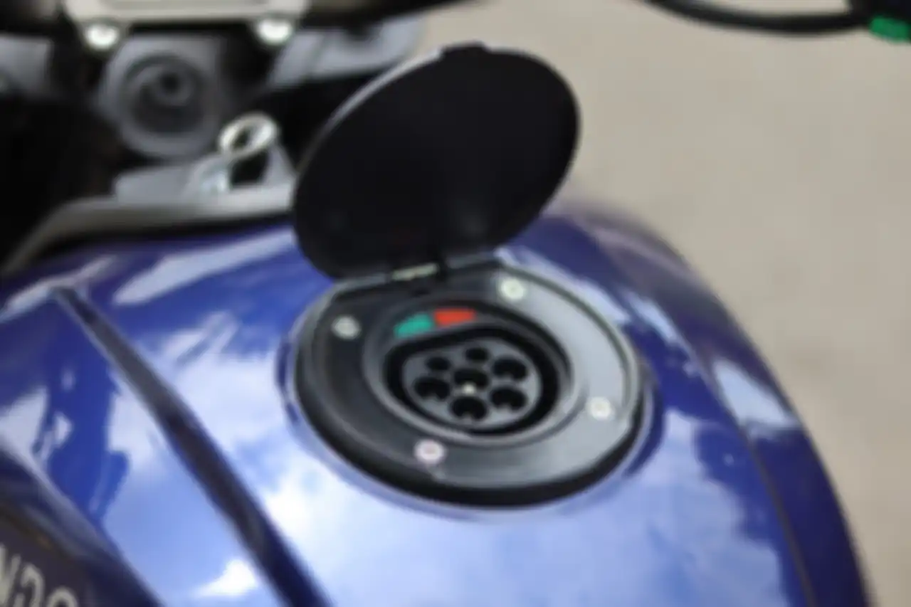 Tangki motor listrik Alrendo TS Bravo ternyata sebagai rumah port charger.