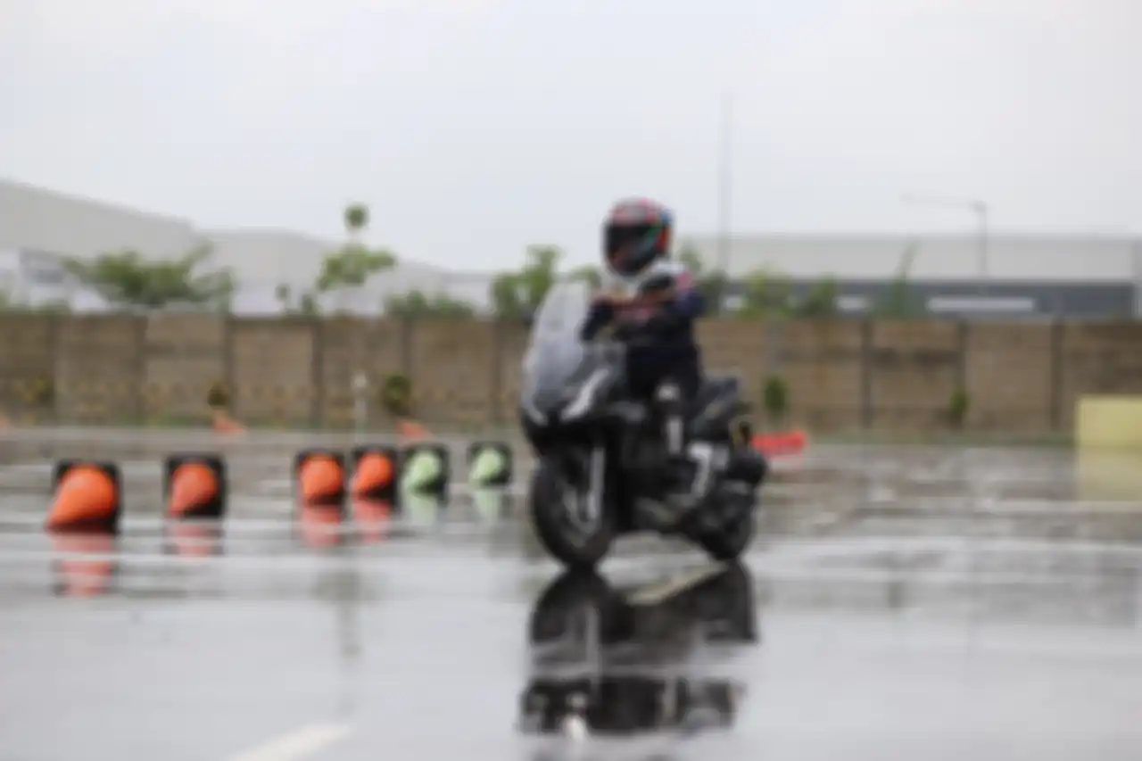 Reporter MOTOR Plus, Yuka Samudera, menjajal Honda ADV 160.