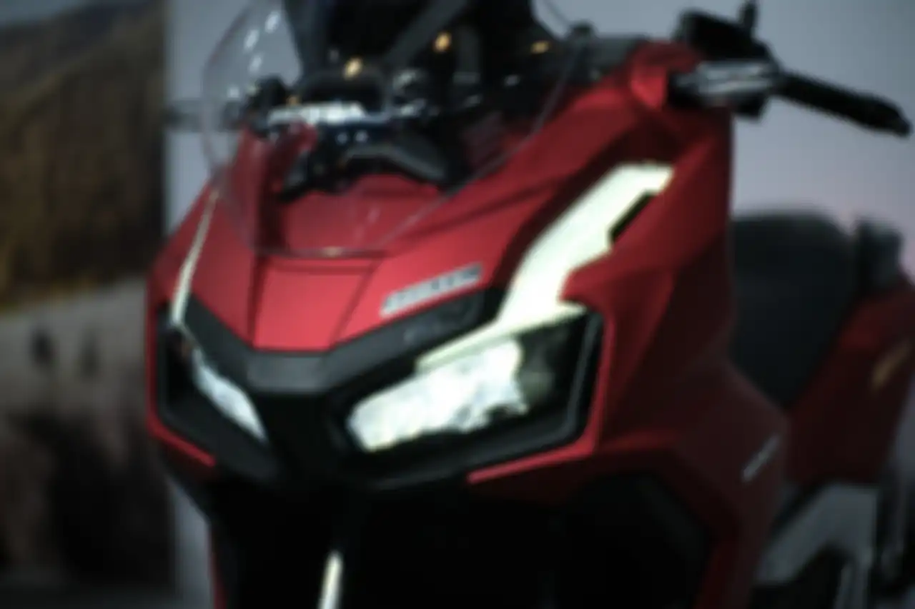 Logo HSTC di area fascia depan Honda ADV 160 ABS.