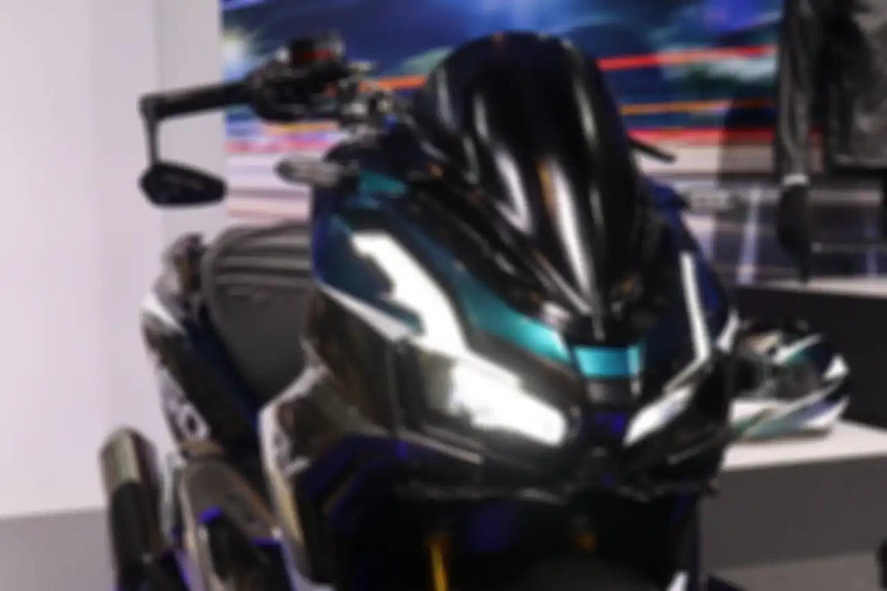 Windshield diganti lebih pendek, terdapat winglet custom di depan.