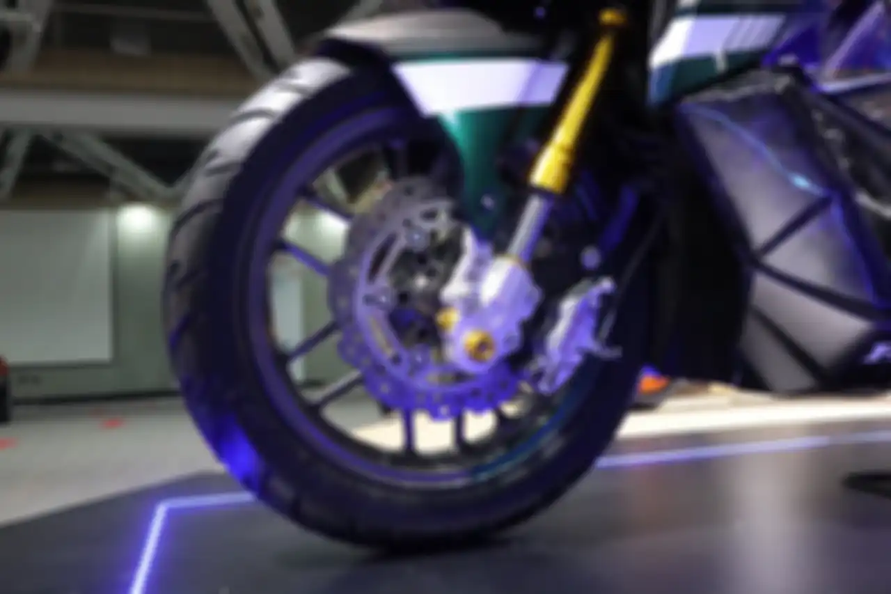 Kaki-kaki depan terdapat suspensi USD dan ban diganti Battlax.
