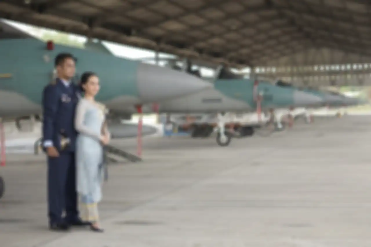 Istri pilot pesawat tempur T-501 Golden eagle punya karier mentereng di perusahaan internasional. Foto nikahnya beredar.