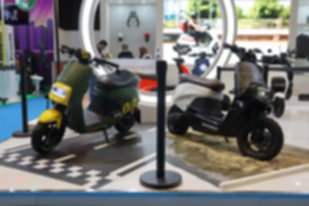 Modifikasi motor listrik NIU Gova-03 garapan Smoked Garage, tipe C.Racer (kiri) dan Adventure (kanan).