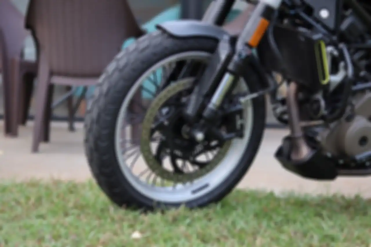 Ban motor dengan tapak ala dual purpose.