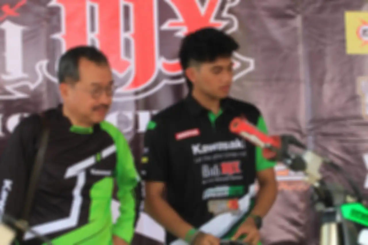 Jin Inoue (kiri) yang lebih fokus pada Kejurnas Motocross untuk membesarkan Kawasaki KLX150. 