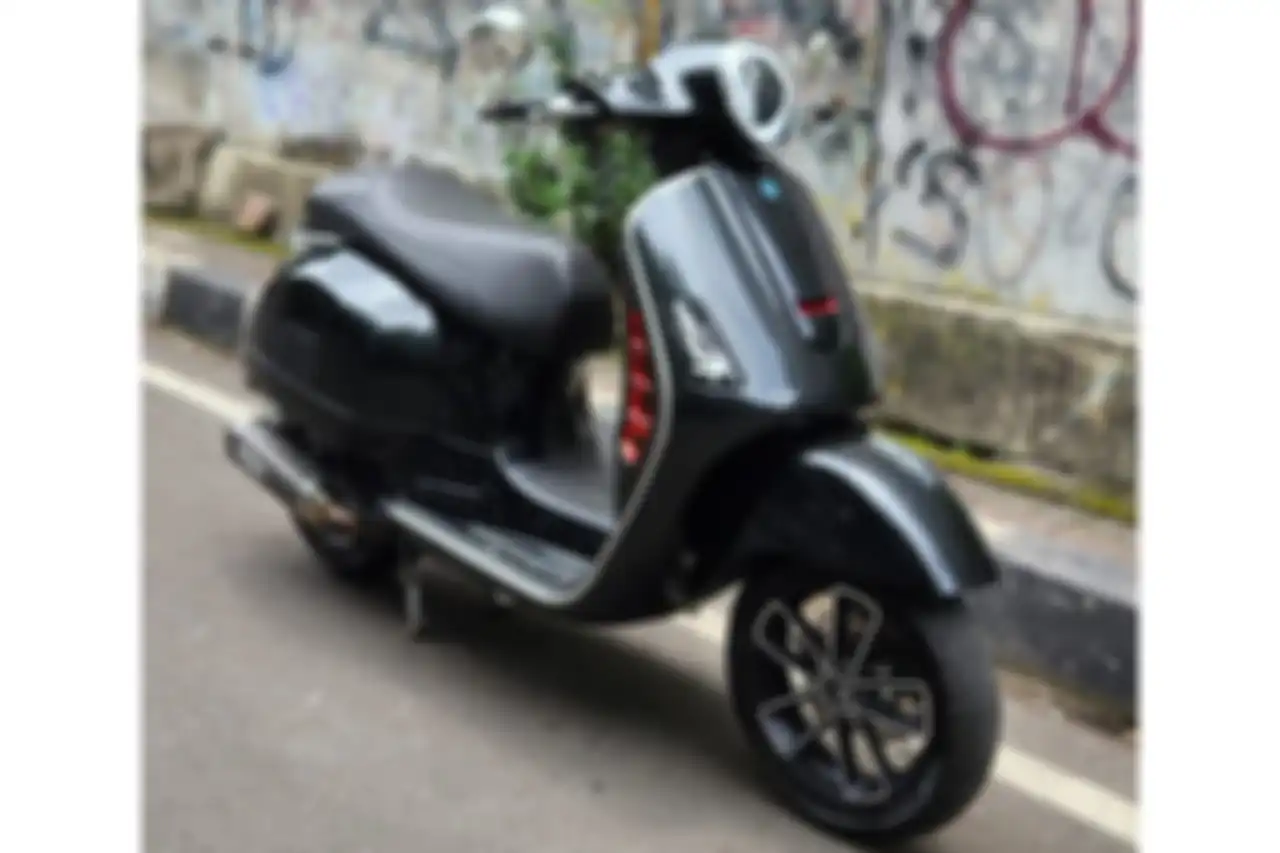 Modifikasi motor Vespa GTS ganti warna hitam metallic. 