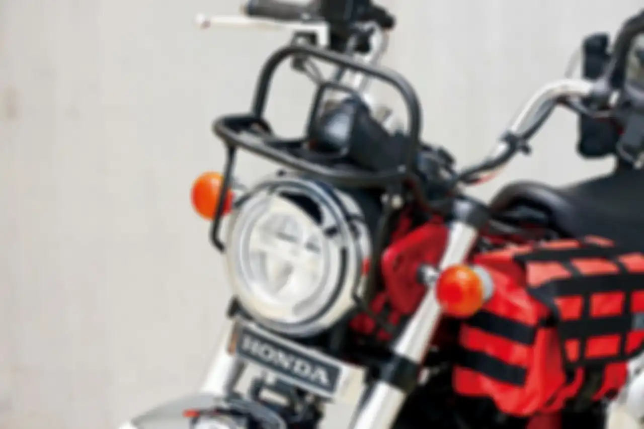 Breket di depan berada di atas lampu utama Honda Dax 125.