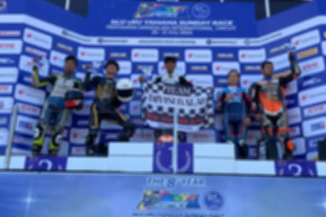 Aldyansyah Pratama (tengah) pembalap tim SMK Walang Jaya juara Race 1 kelas R15 Comm A. 