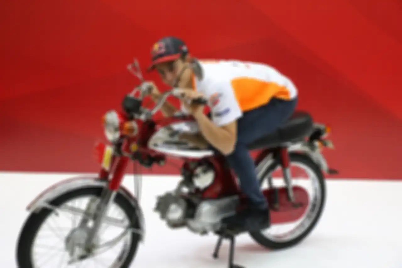Gaya kocak ala Marc Marquez diatas Honda S90, Foto: AHM