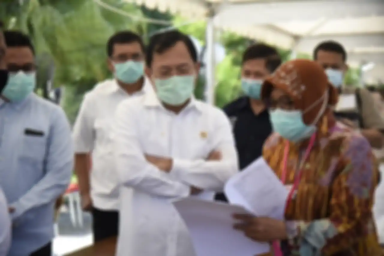 Menkes Terawan Agus Putranto mendengarkan penjelasan dari Wali Kota Surabaya Risma terkait penanganan Covid-19.