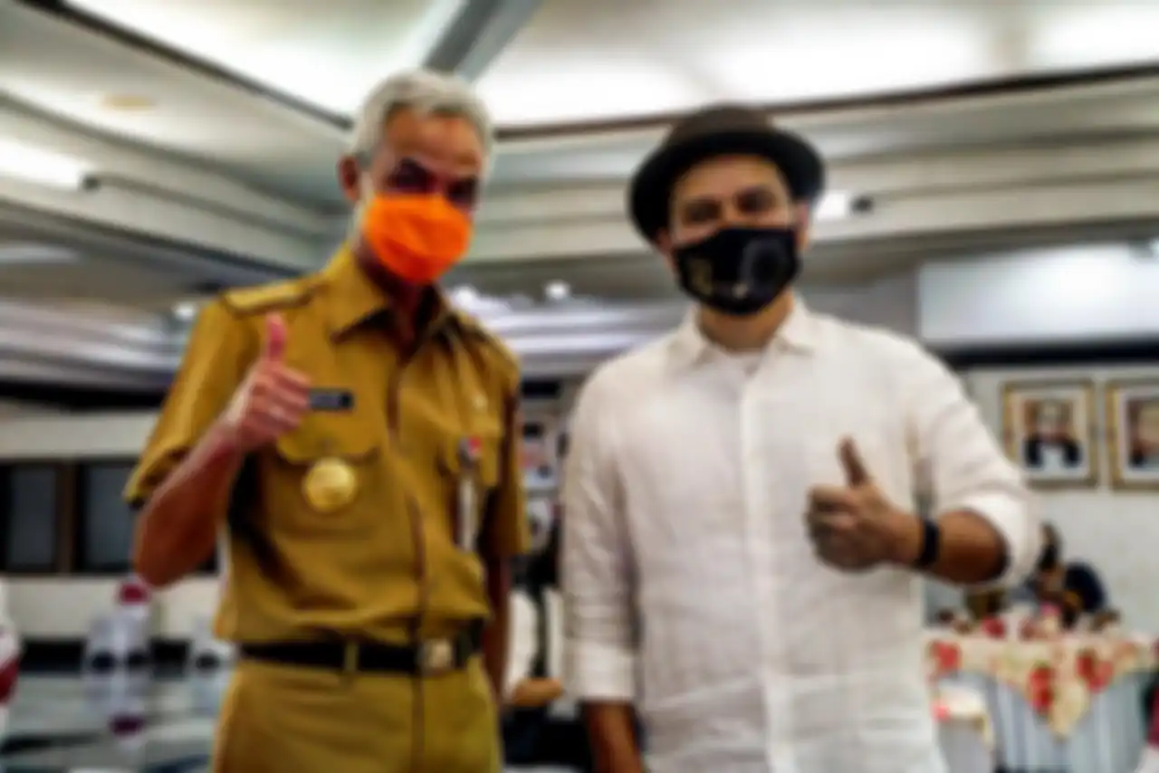 Ketua Umum Kagama, Ganjar Pranowo menerima secara simbolis lagu Kagama Bhakti dari para personil Padi Reborn di Semarang, Jawa Tengah, Senin, 22 Februari 2021.