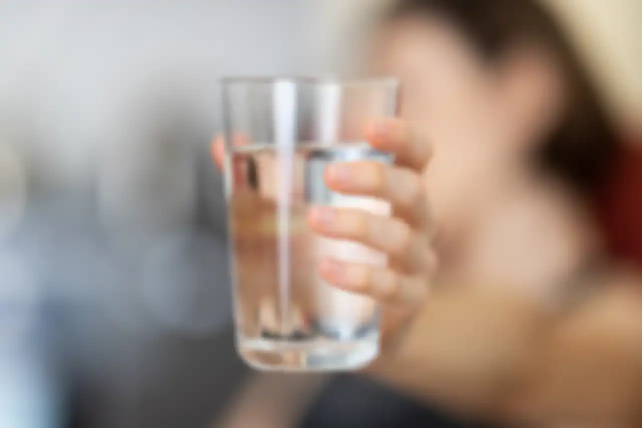 Dikira Menyehatkan, Ternyata Ini Risiko Tersembunyi di Balik Kebiasaan Minum Air Putih Sebelum Tidur