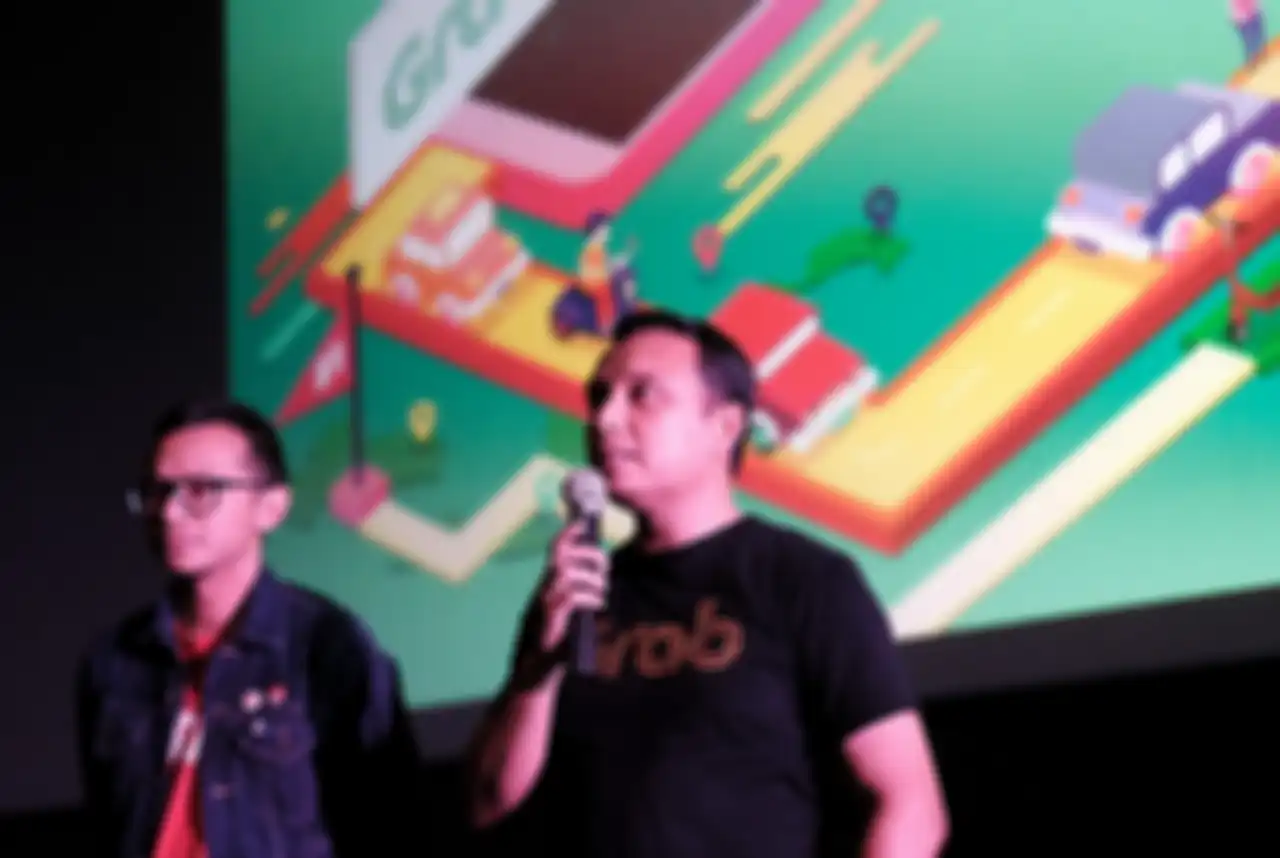 Ben Mukti, Head of Content BookMyShow Indonesia (kiri) dan Ongki Kurniawan, Executive Director Grab Indonesia saat menjelaskan tentang tile tiket di aplikasi Grab.
