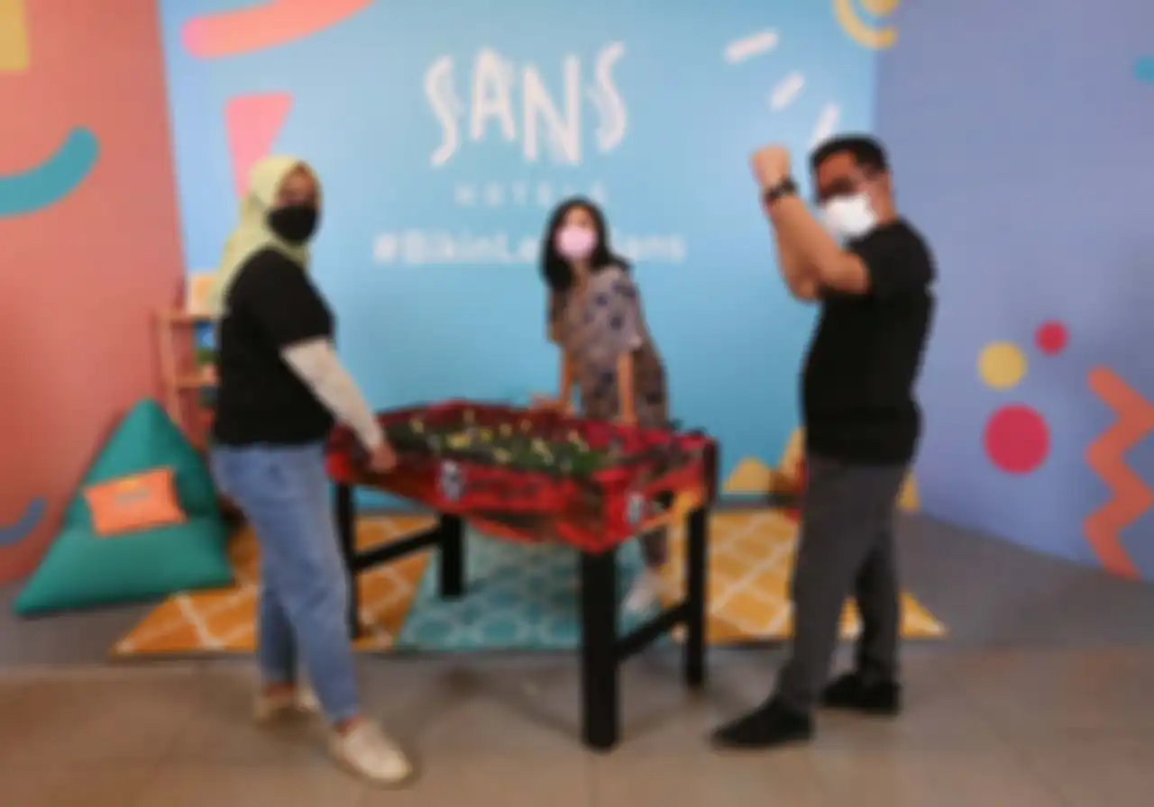  Febby Rastanty (tengah) mengaku betah dan ingin menginap lebih lama di Sans Hotel.