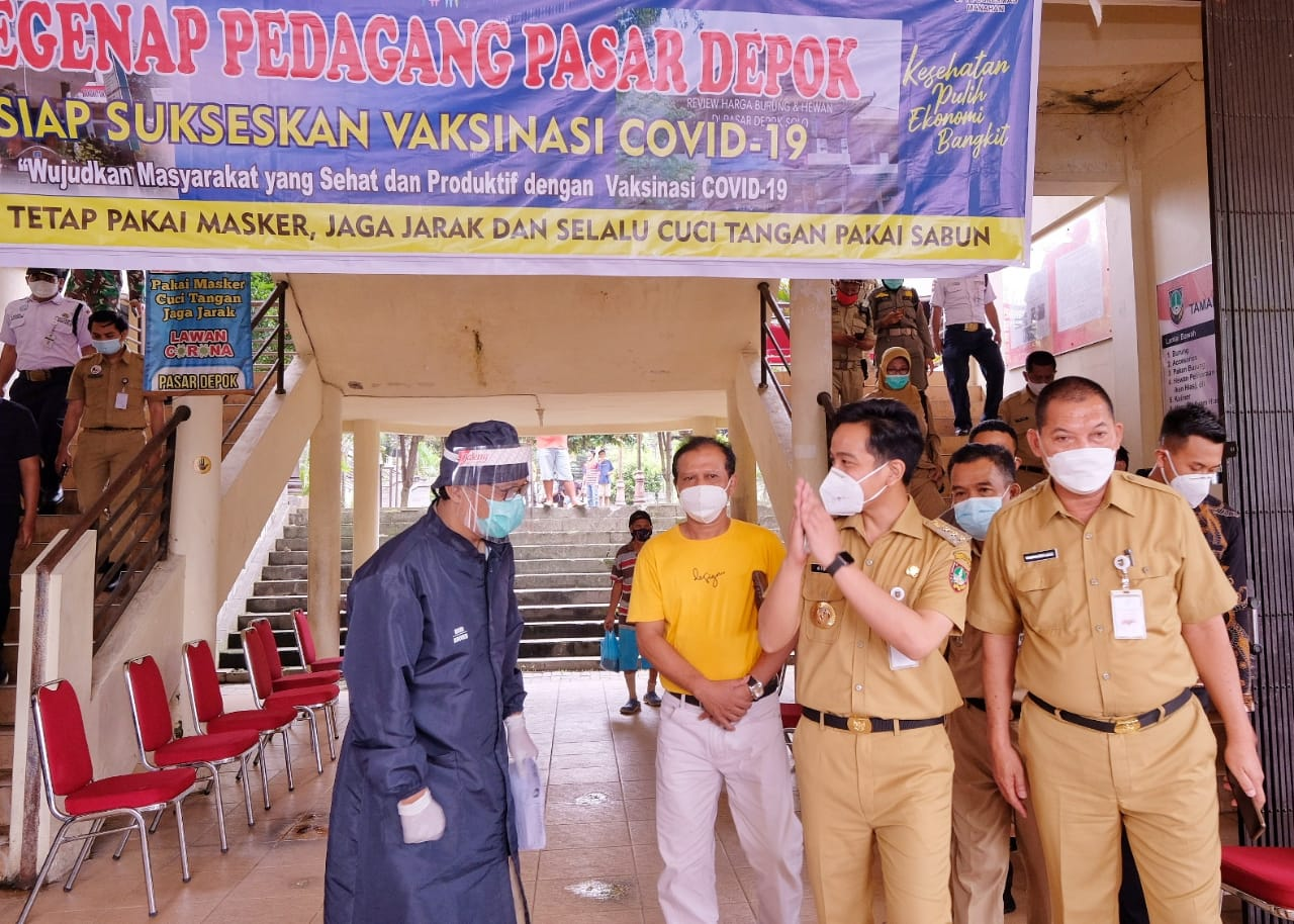 Wali Kota Solo Gibran Rakabuming Raka mengungkapkan bahwa dirinya positif Covid-19 meskipun sudah medapatkan 2 kali vaksin corona.