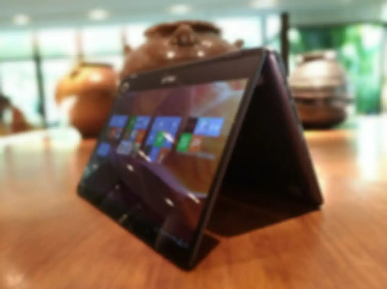 ASUS Vivobook Flip TP410 bisa digunakan dalam berbagai macam bentuk