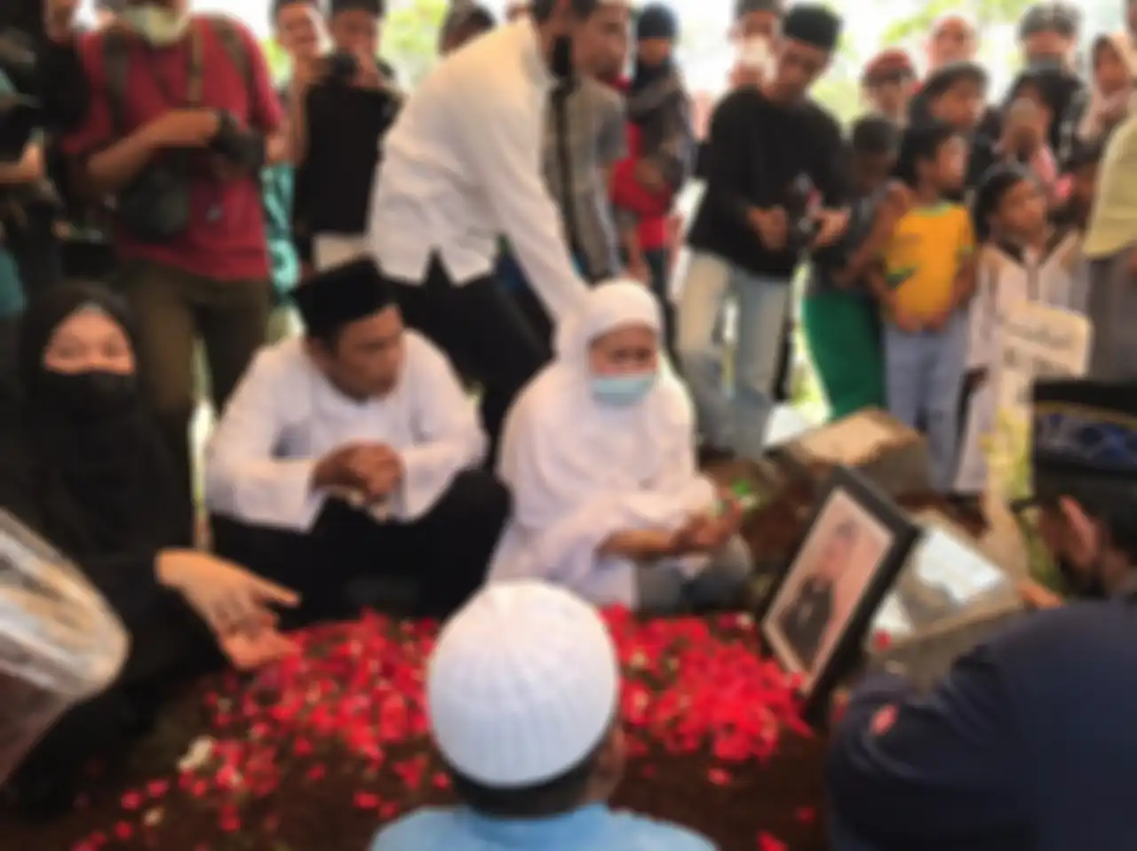 Suasana pemakaman Dicky Topan di TPU Karet Bivak, Jakarta Pusat, Jumat (8/7/2022).